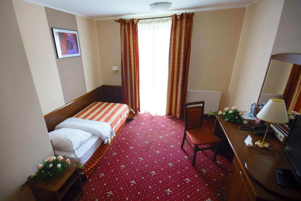 Hotel Novum & Spa Неполомице Экстерьер фото