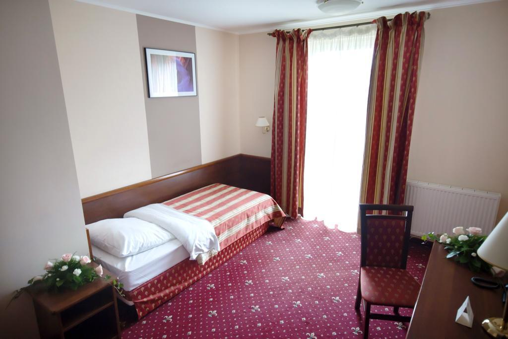 Hotel Novum & Spa Неполомице Экстерьер фото