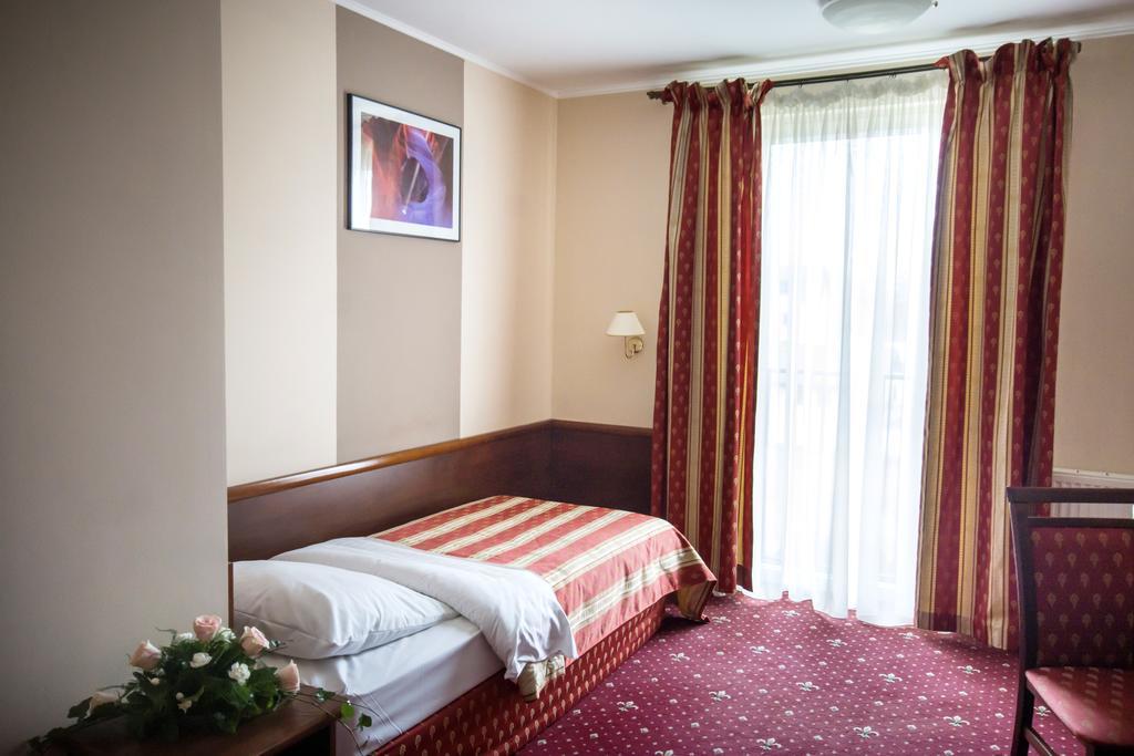 Hotel Novum & Spa Неполомице Экстерьер фото