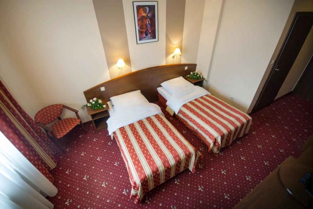 Hotel Novum & Spa Неполомице Экстерьер фото