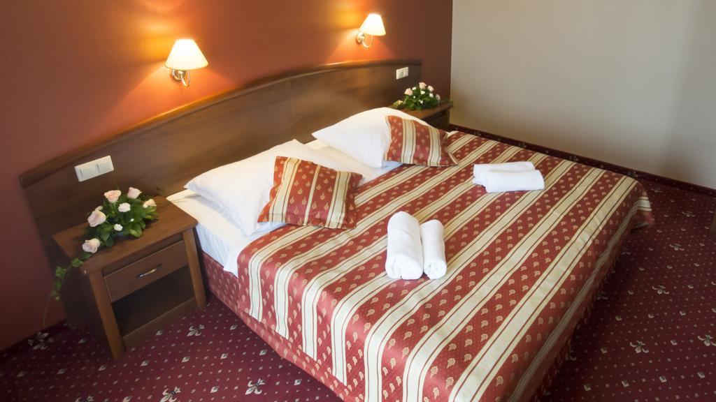 Hotel Novum & Spa Неполомице Экстерьер фото