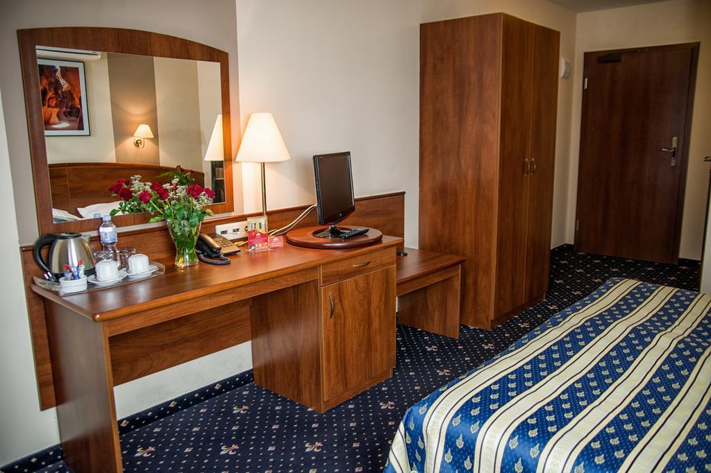 Hotel Novum & Spa Неполомице Экстерьер фото